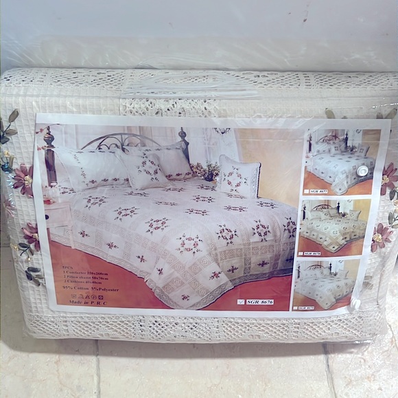 quilt, crocheted & embroidered, floral block pattern; bed cover, coverlet saloon - Picture 5 of 9